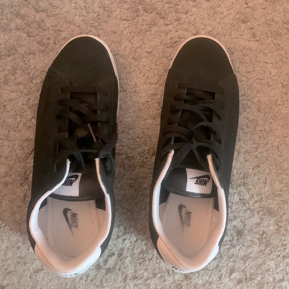 Nike 9.5 Black and White Shoe